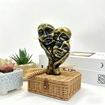 sculptuur, Three Faces Sculpture – Antique Gold Finish