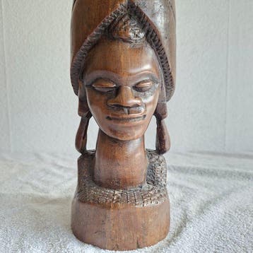 Vrouw met hoge hoofdtooi - sculptuur - Afrika (Zonder