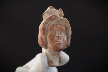 Oud-Grieks Prachtig vrouwelijk hoofd van terracotta
