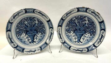 Paar Delftse blauw-witte faience borden met bloemvaasdecor –