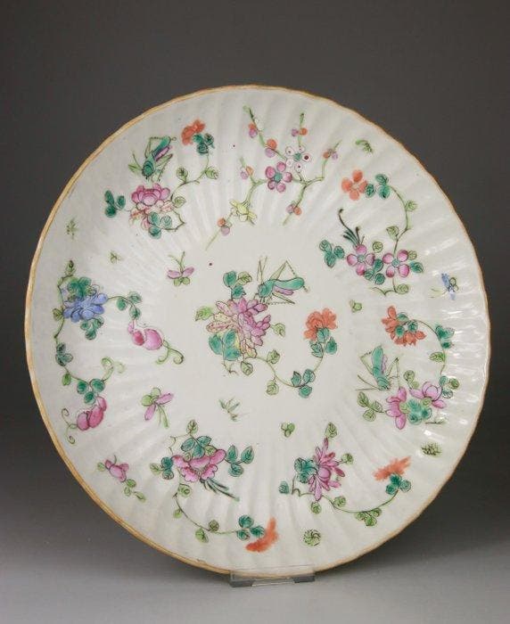 Bord van emailleporselein Famille Rose - Cricket - Marque, Antiek en Kunst, Antiek | Overige Antiek
