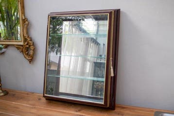 Vitrine - van een interne muur naar Specchio, drie planken -