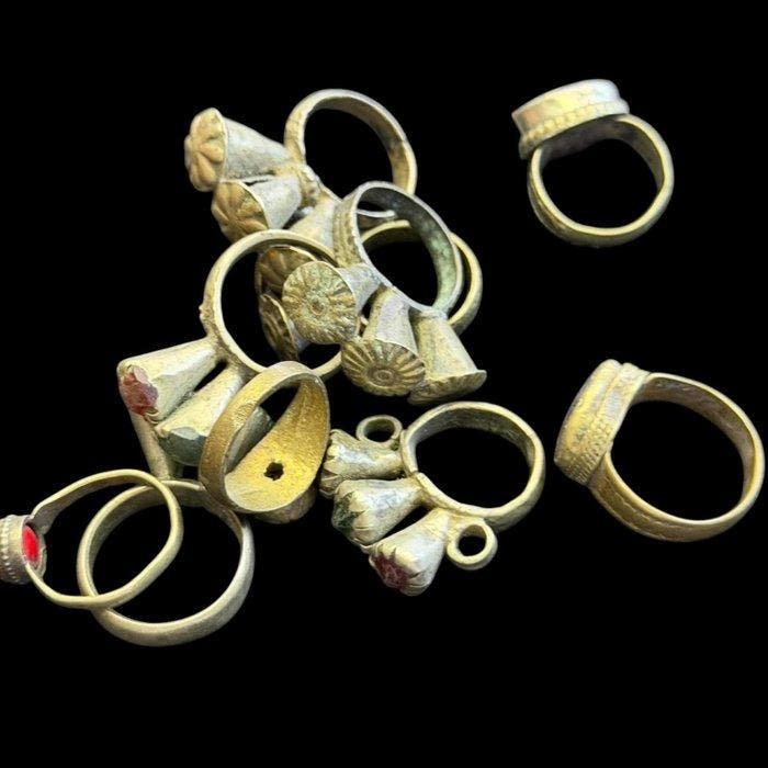 Post-médiéval Bronze, lot de 10 Bague - Bagues en verre de, Handtassen en Accessoires, Antieke sieraden
