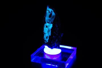 Smaragd ( rehealed ) met zwarte toermalijn - fluorescerende