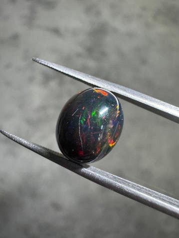 Natuurlijke zwarte opaal uit Ethiopië - 3,73 karaat ovale
