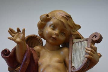 Beeld, oude engel met lendendoek en harp - 30 cm - 1140 g -