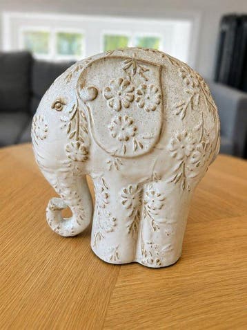 Sculpture, Large Vintage Ceramic Elephant with Floral Relief, Antiquités & Art