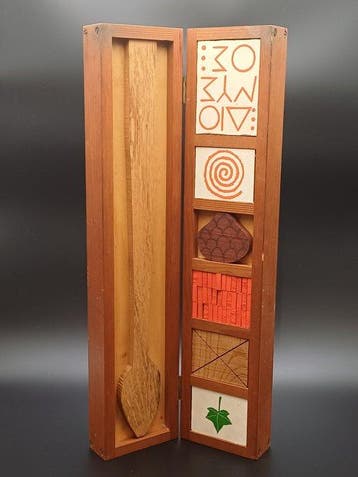 Joe Tilson (1928) - sculptuur, STELE FOR DIONYSOS - 58 cm -