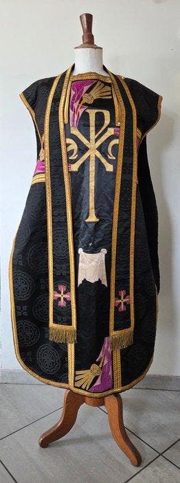 Belle chasuble pour le service religieux. - Textile -