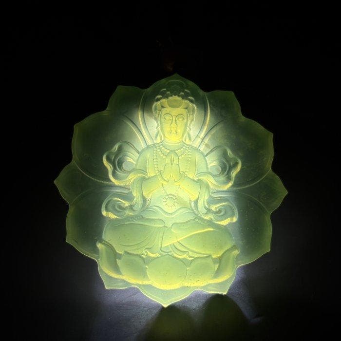 serpentine groep Guanyin-bedel - Hoogte: 53 mm - Breedte: 53, Verzamelen, Mineralen en Fossielen