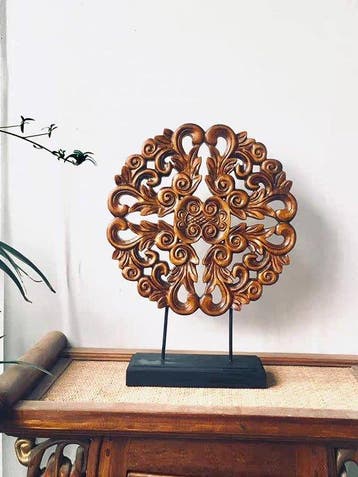 Ronde houten plaquette met bloemgravure - 21e eeuw