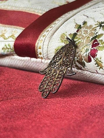 Fijn Joods zilveren filigraan Hamsa-amulet met robijn,