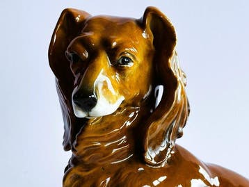 Beeld, Karl Ens – Seated Long-Haired Dachshund Porcelain