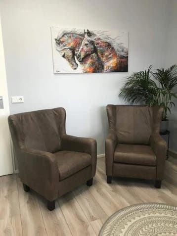 Set van 2 bruine leren oorfauteuils met houten poten, Huis en Inrichting, Ophalen of Verzenden, Nieuw