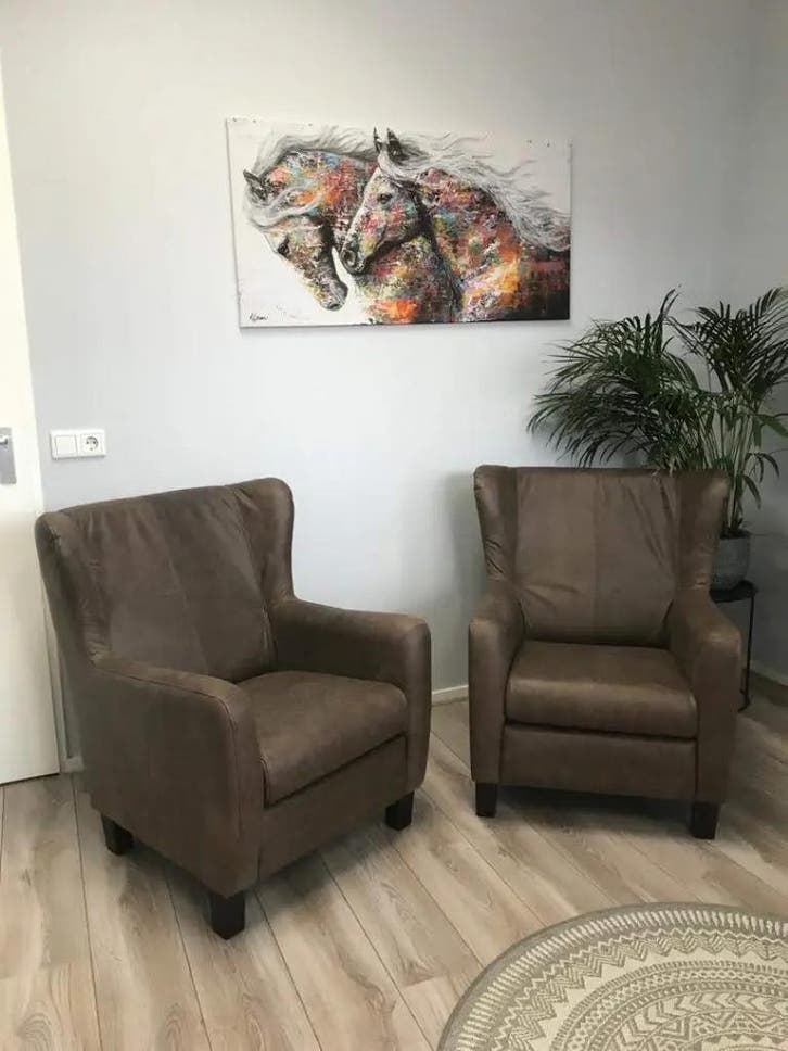 Set van 2 bruine leren oorfauteuils met houten poten, Huis en Inrichting, Fauteuils, Nieuw, Ophalen of Verzenden
