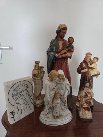 Set van 6 religieuze beeldjes - Hars, Gips, Porselein - 20th