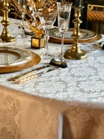 Damast wit tafelkleed voor ruime tafels, damast met bloemen.
