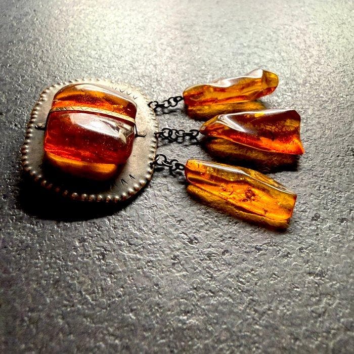 Oude grote natuurlijke Baltische barnsteen broche 22,8 g, Antiek en Kunst, Curiosa en Brocante