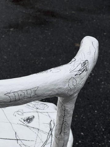 David áp - Stoel - Papier-maché - Houtskool