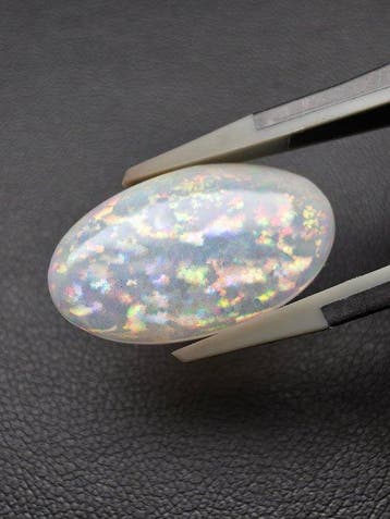 7.39cts Natural White Opal Cabochon - Hoogte: 22 mm -