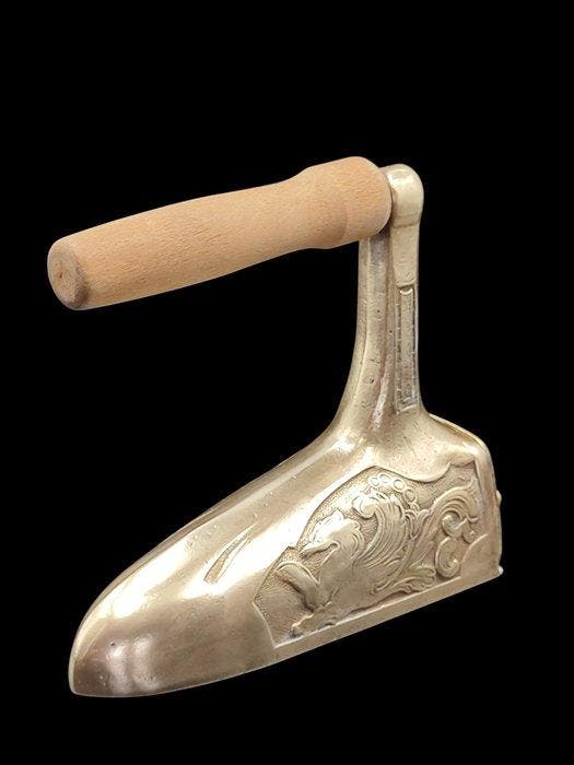 Strijkijzer - gepolijst messing - A Carbone, Antiek en Kunst, Curiosa en Brocante