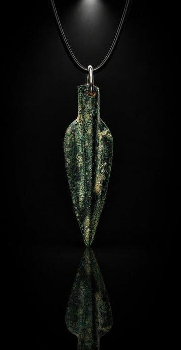 Ancien Amulette en bronze à porter, en forme de pointe de