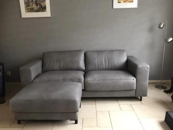 Leren 3-zits bank met stalen poten - met hocker - grijs, Antiek en Kunst, Antiek | Meubels | Stoelen en Sofa's, Ophalen of Verzenden