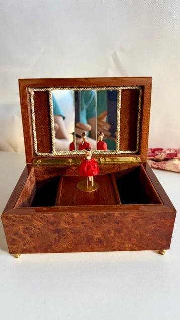 REUGE, SWISS Dancing Doll Exclusive Music Box, Luxury -