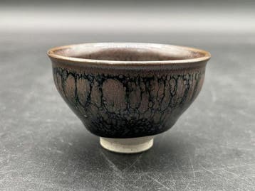 Suzu ware “Oil Drop Tenmoku Glaze” Guinomi Sake Cup By, Antiek en Kunst