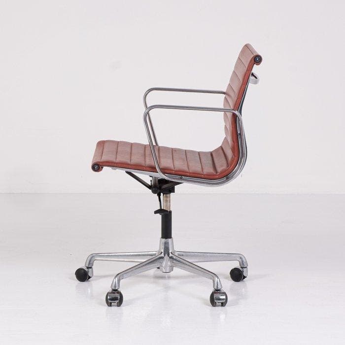 ICF - Charles & Ray Eames - Chaise - EA117 - Aluminium, Cuir, Antiquités & Art, Antiquités | Meubles | Chaises & Canapés