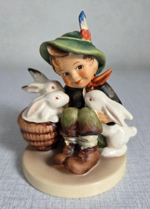 Goebel - Beeldje - Jongen Met Hazen en Meisje Met Kuikens -, Antiek en Kunst, Curiosa en Brocante