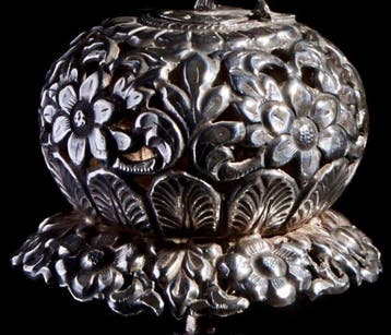 Kumkum - Antiek - Zeldzame Kumkum in zilver, repoussé en