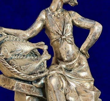 Beeldje - Napoli Girl Sit with Fish basket - .800 zilver,