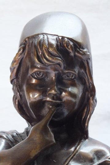 Sculpture, Meisje op stoel. - 43 cm - Bronze, Antiek en Kunst