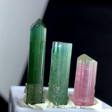 Superbe trio de cristaux de tourmaline originaires