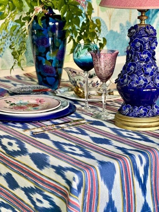 Veelkleurig tafelkleed met ikat-stijl dessin voor grote, Antiek en Kunst, Kunst | Designobjecten