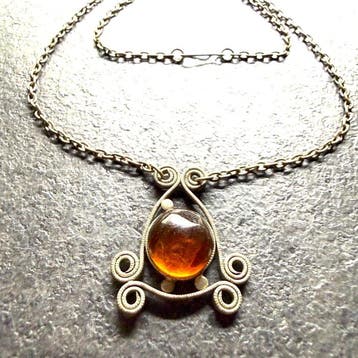 Oude ketting en hanger met Baltisch amber - Barnsteen -, Verzamelen
