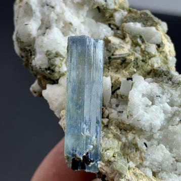 Adembenemende inktblauwe aquamarijn met zwarte toermalijn en, Verzamelen, Mineralen en Fossielen