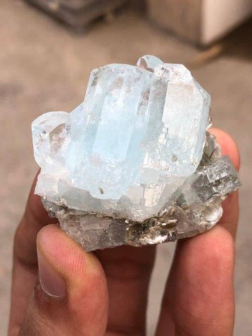 Terminale blauwe aquamarijnkristal op veldspaat gecombineerd