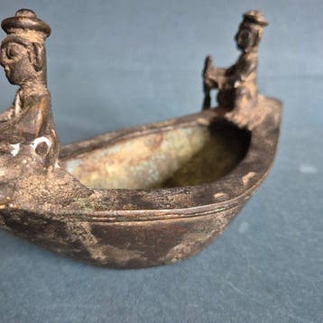 Historische Dhokra-sculptuur, traditionele boot met figuren,