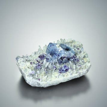 GEEN MINIMUMBOOD. fluoriet met kwarts op matrix, Verzamelen, Mineralen en Fossielen