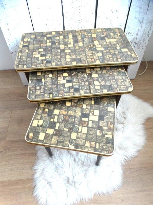 Set bijzettafels - Hout, Plastic, Messing - Drie, Antiek en Kunst, Kunst | Designobjecten
