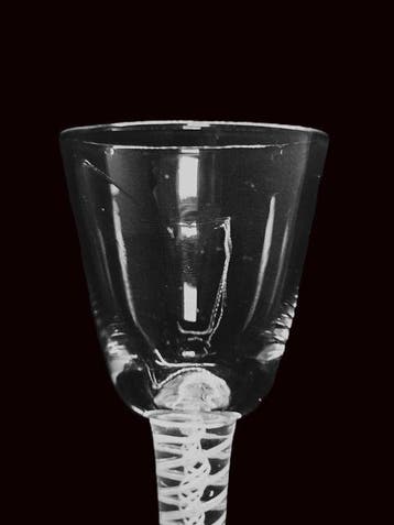 Verre à vin - Verre à vin torsadé opaque, circa 1760 - verre