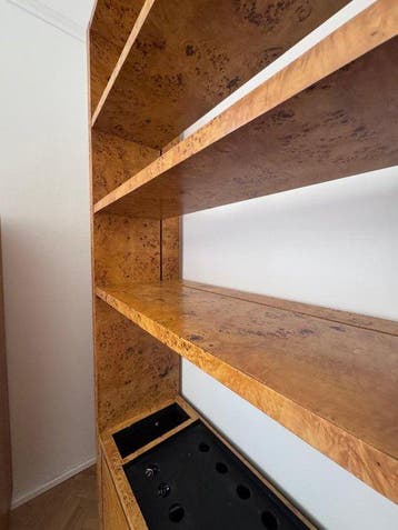 Wandrek - Elm - Boekenkast in elmhout en burlhout, Huis en Inrichting, Nieuw