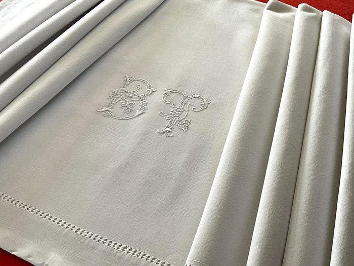 Beddengoed uit de vroege XXe eeuw met de initialen B.T. -, Antiek en Kunst, Antiek | Tapijten, Tafelkleden en Textiel