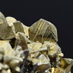 Goudkleurige calcopiriet, tweelingkristallen en grote