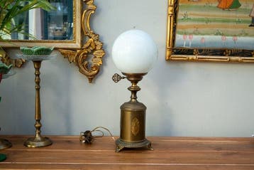 Tafellamp - opaalwitte bol - Messing, Legering, Glas -, Antiek en Kunst