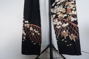 Elegante vintage Japanse kimono – zwarte Tomesode met sakura