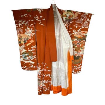 Verbrand oranje furisode-kimono met landschap van de vier