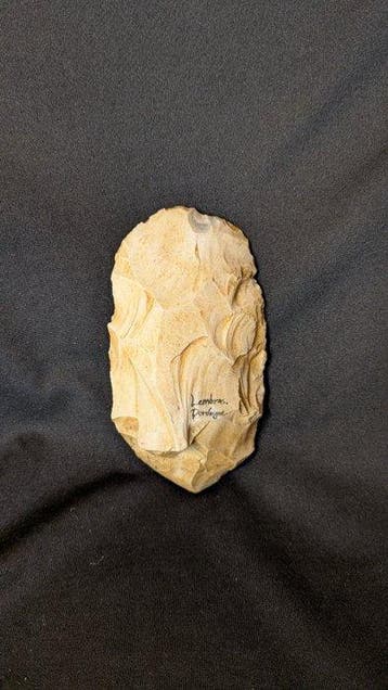 Paleolithisch Vuursteen moustérien-bifaz geslepen vuursteen